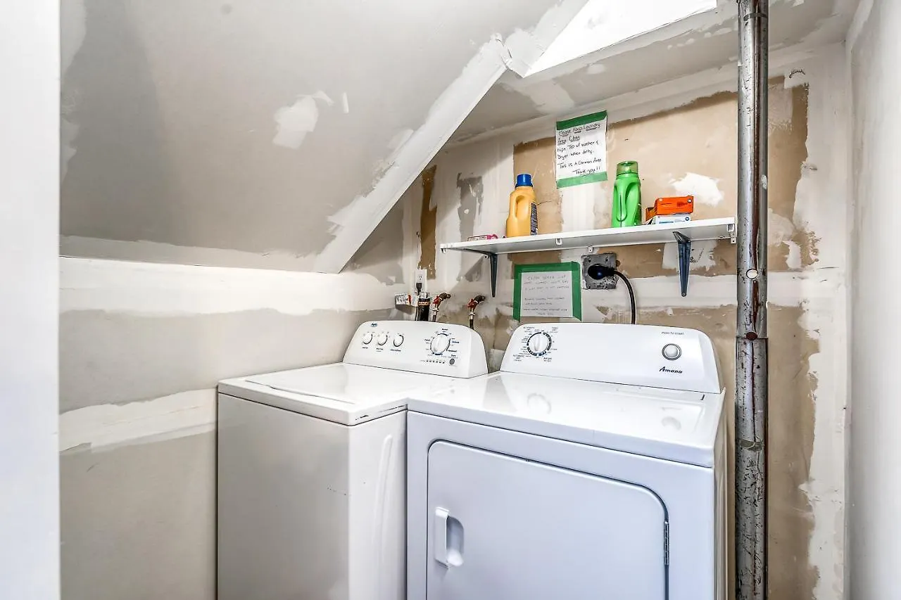 Private Bedroom On Renovated Duplex Main Floor - Dover Calgary 0*,