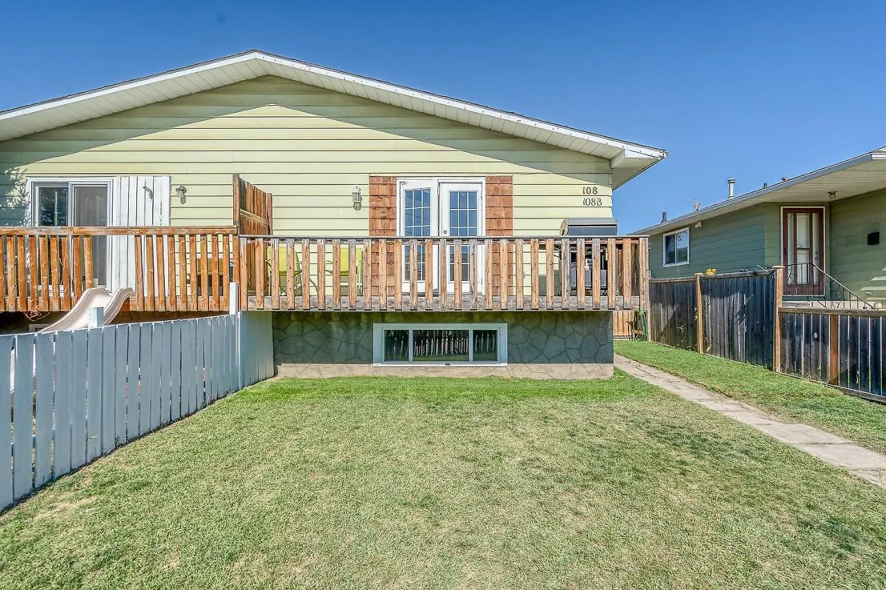Private Bedroom On Renovated Duplex Main Floor - Dover YYC Kanada