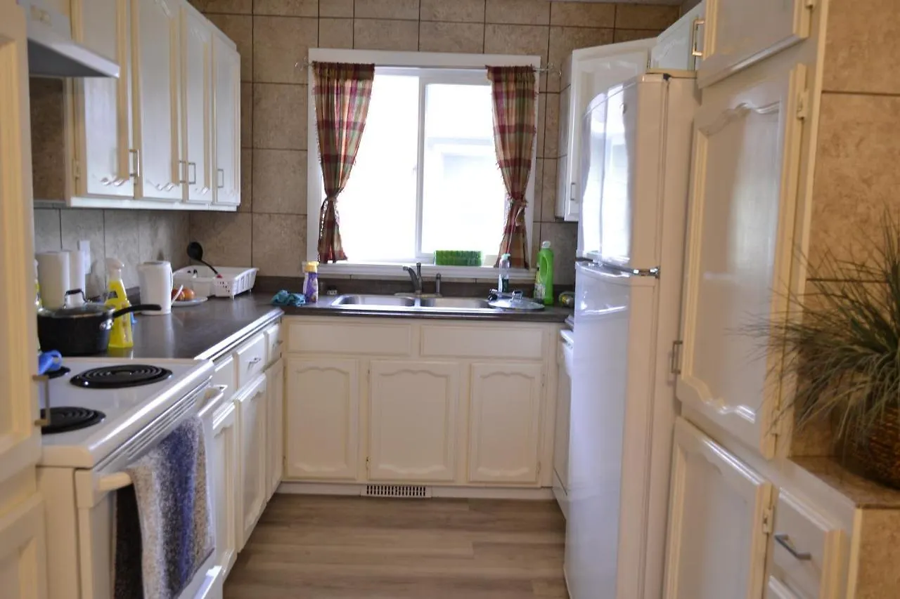 Private Bedroom On Renovated Duplex Main Floor - Dover YYC Penzion